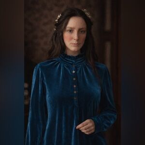 Chic Velvet Button-Up Blouse in Teal